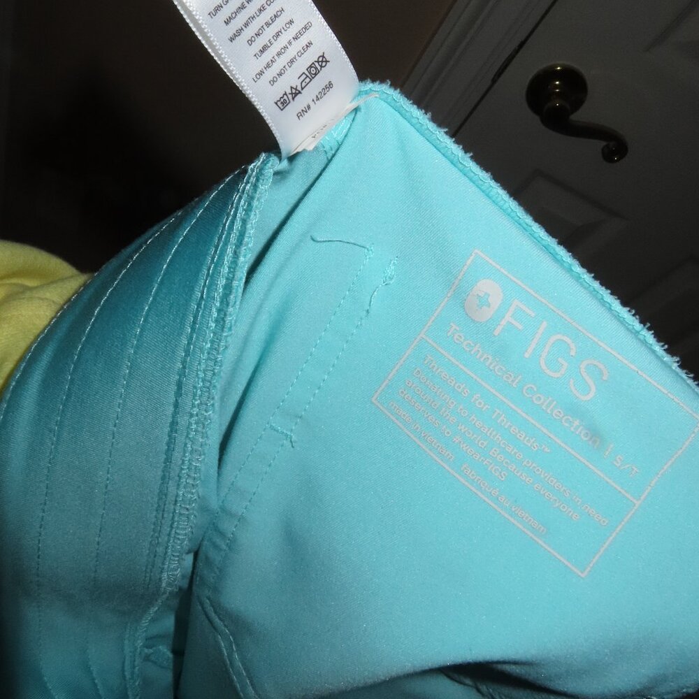 Women's Aqua Figs Scrubs *rare* - Picture 7 of 9